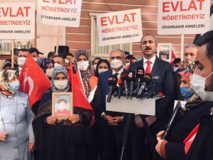 Bakan Gül: "Çocukların dağlara kaçırılması bir insan hakkı ihlali ve zulüm değil midir? Nerede uluslararası insan hakları kurumları?"