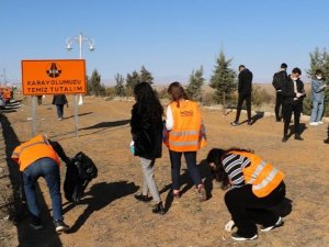 Öğrencilerden çöp toplama etkinliği