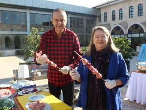 Dünyaca ünlü Amerikalı gurme, Gaziantep yemeklerini hem yaptı hem yedi