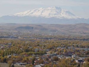 Erciş’te sonbahar manzaraları göz kamaştırıyor