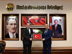 Oğlunun hatırasını yaşatmak için binlerce fidanı toprakla buluşturan öğretmene anlamlı sürpriz