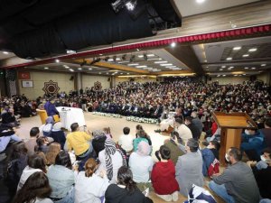 Hayati İnanç’a olan ilgi salondan taştı