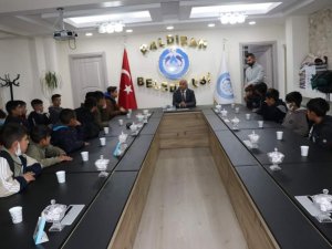 Başkan Ensari, sporcu öğrencileri kabul etti