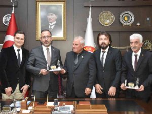 Bakan Kasapoğlu Soma Belediyesini ziyaret etti