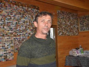 İş yerinin duvarlarını müşterilerin vesikalıkları süslüyor