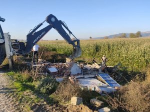 DSİ ve Milli Emlak arazisine hayvan damı ve depo yapmışlar