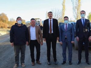 Vali Ali Çelik Gediz’de yol yapım çalışmasını inceledi