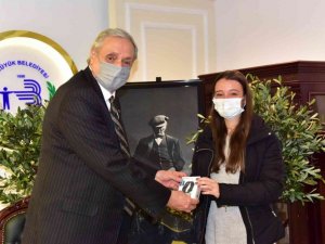 Bozüyüklü Senanur Kale ses yarışmasında Türkiye 3’üncü oldu