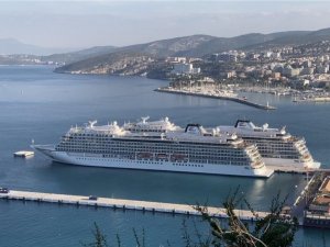 İkiz gemiler Kuşadası’na bin 200 yolcusuyla geldi