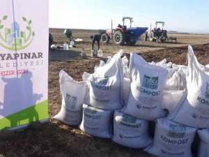 Kayapınar’da pazar yerlerinde atıklarla ele edilen kompostlar, 3 çiftçiye dağıtıldı