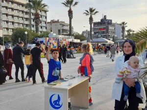 Kuşadası Ülkü Ocakları bin kitap dağıttı