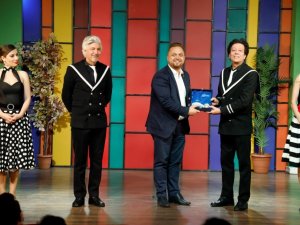 Süt Kardeşler oyunu İnegöllüleri kahkahaya boğdu