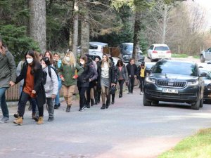 Gölcük Tabiat Parkı ara tatilde ziyaretçi akınına uğradı