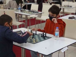 7’den 70’e Ceylan Karavil AVM’de yapılan satranç turnuvasında buluştu