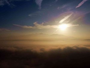 Akyazı’da sisin sonbahar ile buluşması görsel şölen oluşturdu