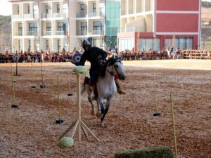 Atlı okçuluk gösterisi izleyenleri mest etti
