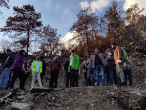 Marmaris’teki çalıştayın katılımcıları yanan sahayı inceledi