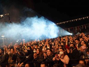 Milas’ta zeytin şenliği Melek Mosso konseri le sona erdi