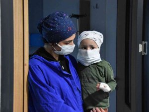 2 yaşında 2 kanser teşhisi konuldu, ablası ile hayata tutundu