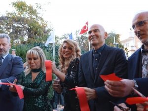 Güzellik salonunun açılışını ünlü isimler yaptı