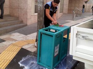 Çöp konteynerleri sabunlu suyla yıkanıyor