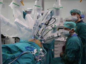 Bu sistem adeta cerrahların eli kolu: “Robotik cerrahi”