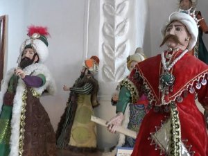 Geri dönüşüm kumaşlarını kullanarak sanat eseri yapıyor