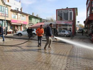 Varto Belediyesinden caddeleri yıkama çalışması