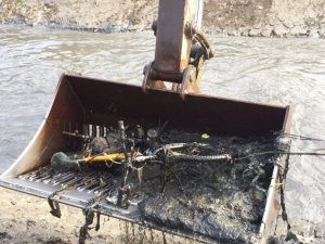 Şehrin merkezinden geçen dereden bisiklet ve bebek arabası çıktı