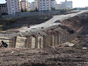 Arikent Deresi yol yapım çalışmaları hızla devam ediyor