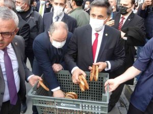 Bakan Varank  satın aldığı simitleri vatandaşlara dağıtıp alışveriş yaptı