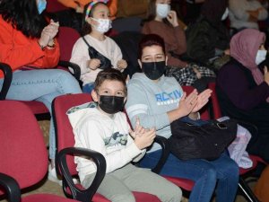 Tiyatro şehrin dört yanında