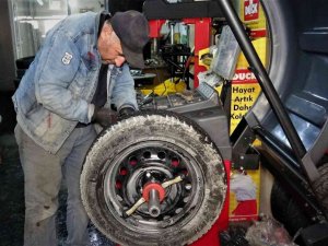 Oto lastikçilerde kış mesaisi başladı