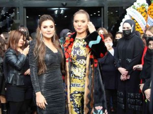 Demet Akalın, hamile dedikoduların ardından göbeğini saklamaya çalıştı