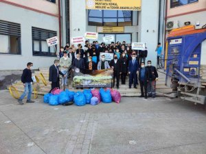 Öğrenciler 300 kiloluk plastik atığı geri dönüşüme gönderdi