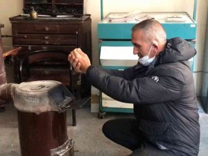 Bayburt’ta soğuklar artınca ev ve işyerlerinde sobalar ateşlendi