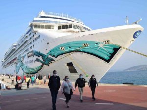 Dev Kruvaziyer Gemisi Kuşadası’nda