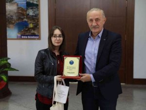 Başkan Atabay, başarısı ile Türkiye’yi gururlandıran Didimli Ada Cemre’ye plaket