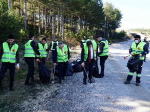 Türkiye’nin en temiz şehrinde üniversite öğrencileri gönüllü oldu, ormanlık alanda temizlik yaptı