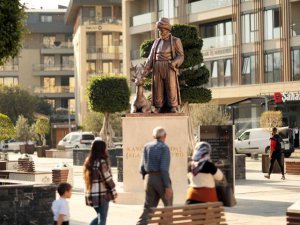 Alanya’da Kaygusuz Abdal Heykeli Hacet Meydanına yerleştirildi