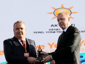 Başkan Çerçi ödülünü Cumhurbaşkanı Erdoğan’ın elinden aldı