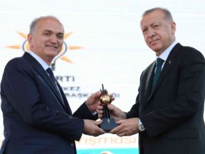 Cumhurbaşkanı Erdoğan’dan Başkan Özlü’ye ödül