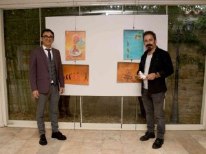 Ödüllü karikatür sanatçısının eserleri Kuşadası’nda sergileniyor