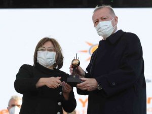 Cumhurbaşkanı Erdoğan’dan Başkan Şahin’e ödül