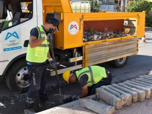 Mersin’de su taşkınlarının önlenmesi için ızgara temizliği yapılıyor