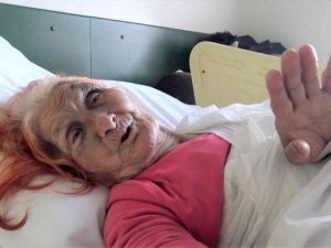 5 Gün sonra İHA muhabirinin bulduğu yaşlı kadın yaşama tutunmaya çalışıyor