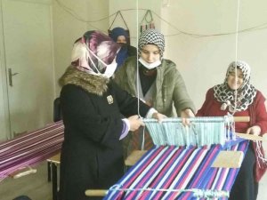 Unutulmaya yüz tutmuş kilim dokuma kursuna yoğun ilgi
