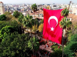 Türkiye’nin ilk en büyük Türk bayrağı Adana’da yeniden asıldı