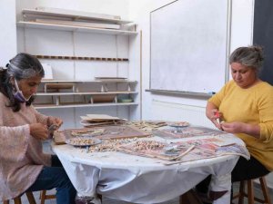 Ayvalık’ta mahalle evlerinden mozaik ve podima kursu