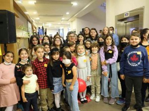 Marmaris’te küçük ressamlar hünerlerini sergiliyor